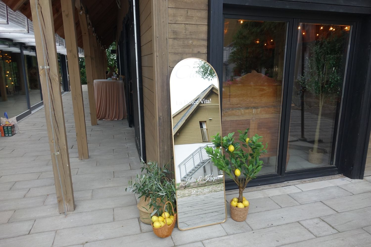 Wesele dekoracje, Złote lustro powitalne z napisem La dolce Vita i ozdobami z cytrynami